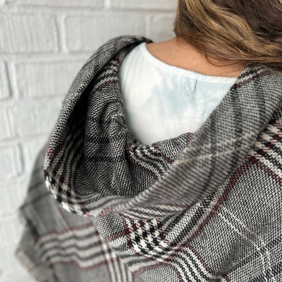 💕3/$20 Super Cozy plaid Poncho - Picture 4 of 7